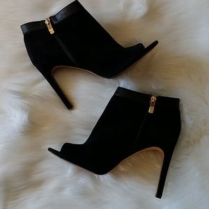 🖤Vince Camuto Peep toe bootie 💛